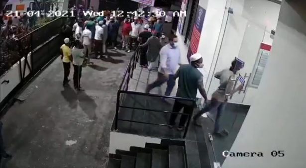 Doctor in India assaulted with METAL PIPE by patient's family members after he dies
