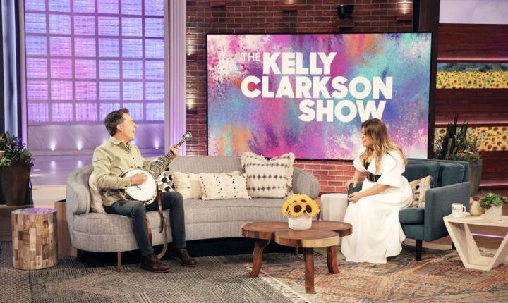 Ed Helms And Kelly Clarkson Sing A Duet Of ‘Since U Been Gone’ On A Banjo