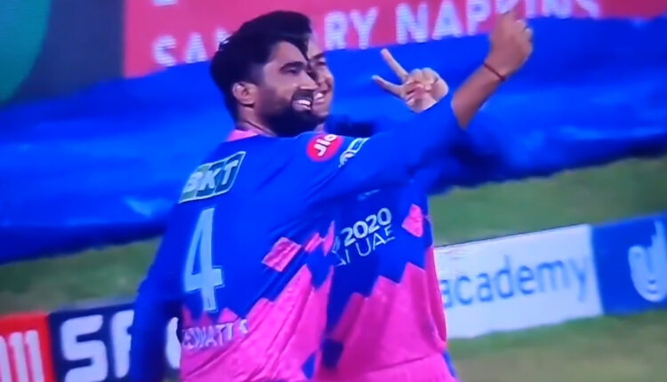 Riyan Parag, Rahul Tewatia Come Up with Unique Selfie Celebration After Pat Cummins' Departure During RR vs KKR Clash (Watch Video)
