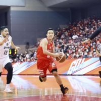 Jets guard Yuki Togashi attacks the basket during a game against the Brex in Funabashi, Chiba Prefecture, in October 2020. | B. LEAGUE / VIA KYODO