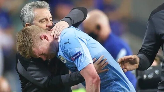 Manchester City's Kevin De Bruyne grimaces as he leaves the pitch during the Champions League final.(AP)