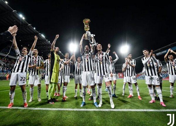 Cristiano Ronaldo, Paulo Dybala, Gianluigi Buffon, Andrea Pirlo Wild Celebrations With Team Juventus After Winning Coppa Italia 2021 Title (Watch Videos)