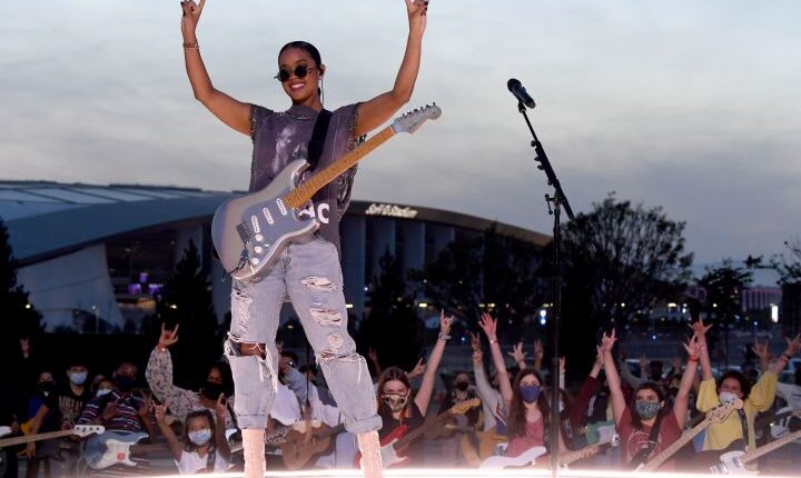 H.E.R. Delivers Powerful Performance Of ‘Glory’ At ‘Vax Live’