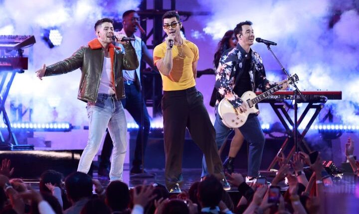 Jonas Brothers Close Out The 2021 BBMAs By Performing A Medley of Their Hits