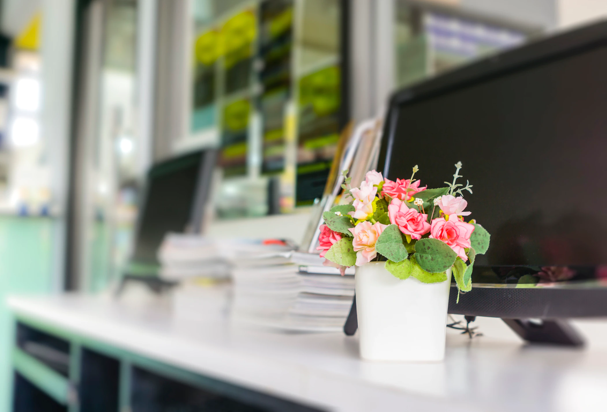 Flowers — fresh, dried or artificial — are add a dash of cheerfulness to any corner. (Getty Images/iStockphoto)