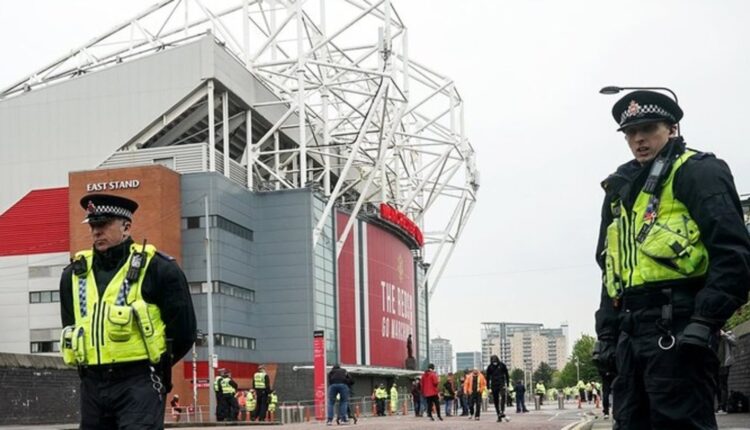 Manchester United fans protest again outside Old Trafford