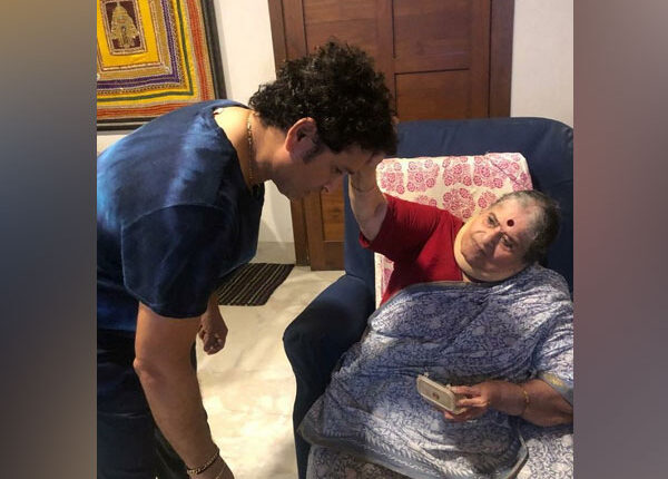 Mother's Day Greeting 2021: Sachin Tendulkar, Virender Sehwag and Other Cricketers Pour Heart-Warming Wishes for Their Moms