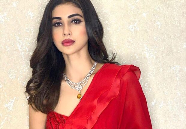 Mouni Roy donates and lends her support amid Covid-19 : Bollywood News