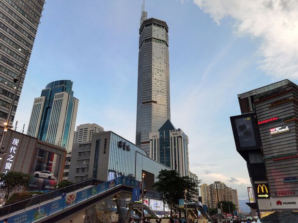 The giant building began to sway even though there were no strong winds