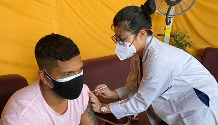 Umesh Yadav Receives Vaccine for COVID-19, Thanks Healthcare Workers and Urges Everyone To Get Vaccinated