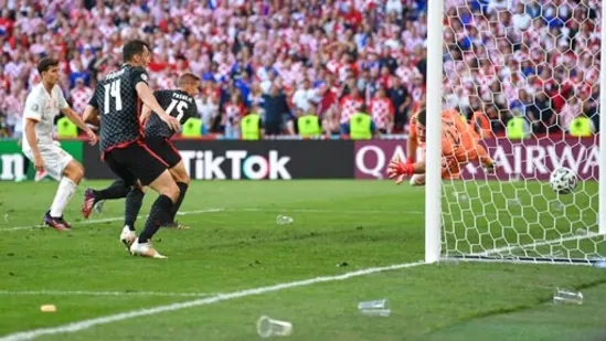 If you thought Croatia were going to give up, you were wrong as Mario Pasalic scored a stunning header in the 92nd minute, stoppage time, net the equaliser and force extra time. (AP)