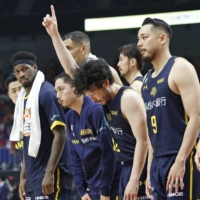 Brex players acknowledge the fans after their win over the Jets in Game 2 of the B. League Finals in Yokohama. | KYODO