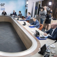 Prime Minister Yoshihide Suga (second from right) and other leaders of the Group of Seven countries hold a discussion in Cornwall, England, on Saturday. | AP / VIA KYODO