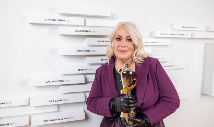 Jann Arden Honoured By Anne Murray As She Is Inducted Into Canadian Music Hall Of Fame