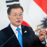 Japan remains cautious about holding a summit meeting with South Korean President Moon Jae-in during the 2020 Tokyo Olympics next month. | AFP-JIJI