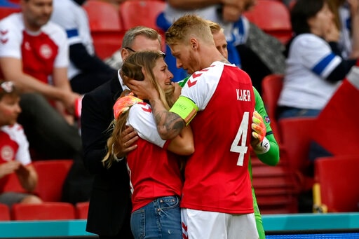 Simon Kjaer (right) consoles Christian Eriksen's wife.(AP)