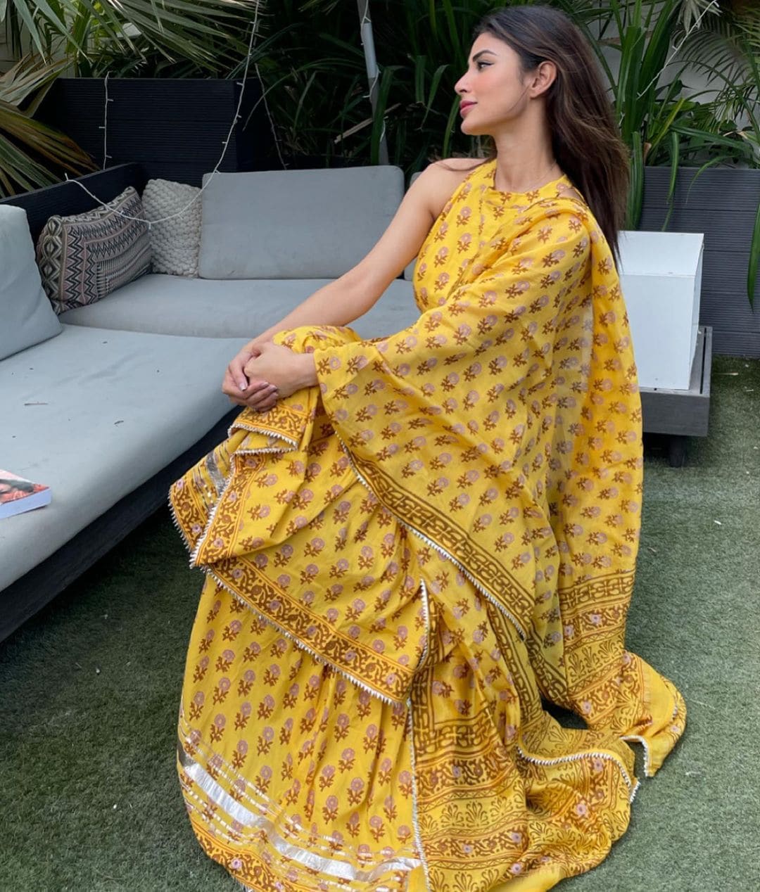 Mouni looks dreamy in the beautiful ensemble.