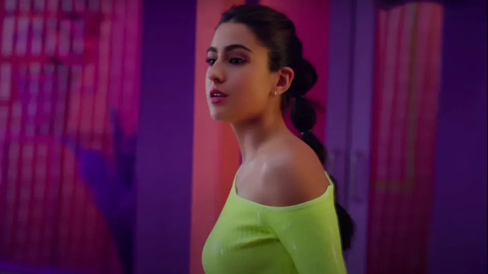 Sara Ali Khan in a vibrant green dress.(YouTube/VivoIndia)