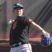 Shun Yamaguchi works out with the San Francisco Giants during spring training in Phoenix on Feb. 23. | USA TODAY / VIA REUTERS