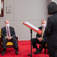 Taiwan President Tsai Ing-wen meets U.S. Sens. Tammy Duckworth, Dan Sullivan and Chris Coons in Taipei on Sunday.  | TAIWAN PRESIDENTIAL OFFICE / VIA REUTERS