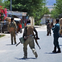 Afghan government soldiers patrol a street during an ongoing clash with the Taliban in Mihtarlam, the capital of Laghman province, on May 24. | AFP-JIJI