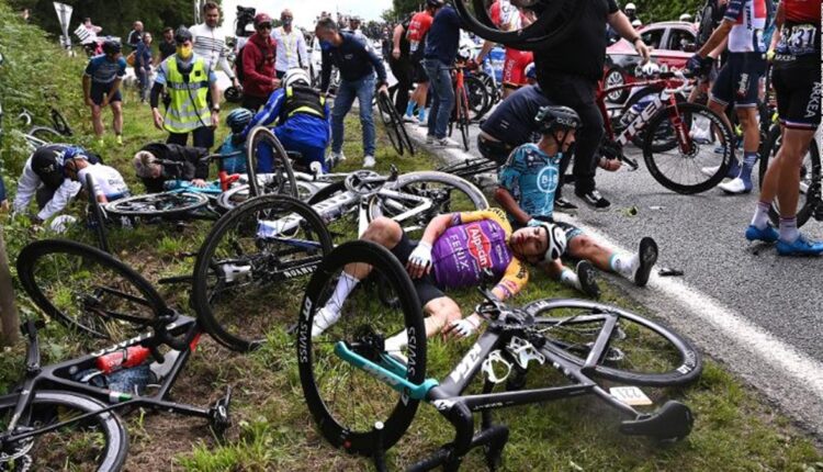 Tour de France 2021: Spectator Carrying Message for Her Grandparents Causes Huge Accident, Police in Search of the Fan (Watch Video)
