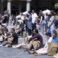 Pedestrians watch a street performer in Covent Garden, London, on June 5. | BLOOMBERG