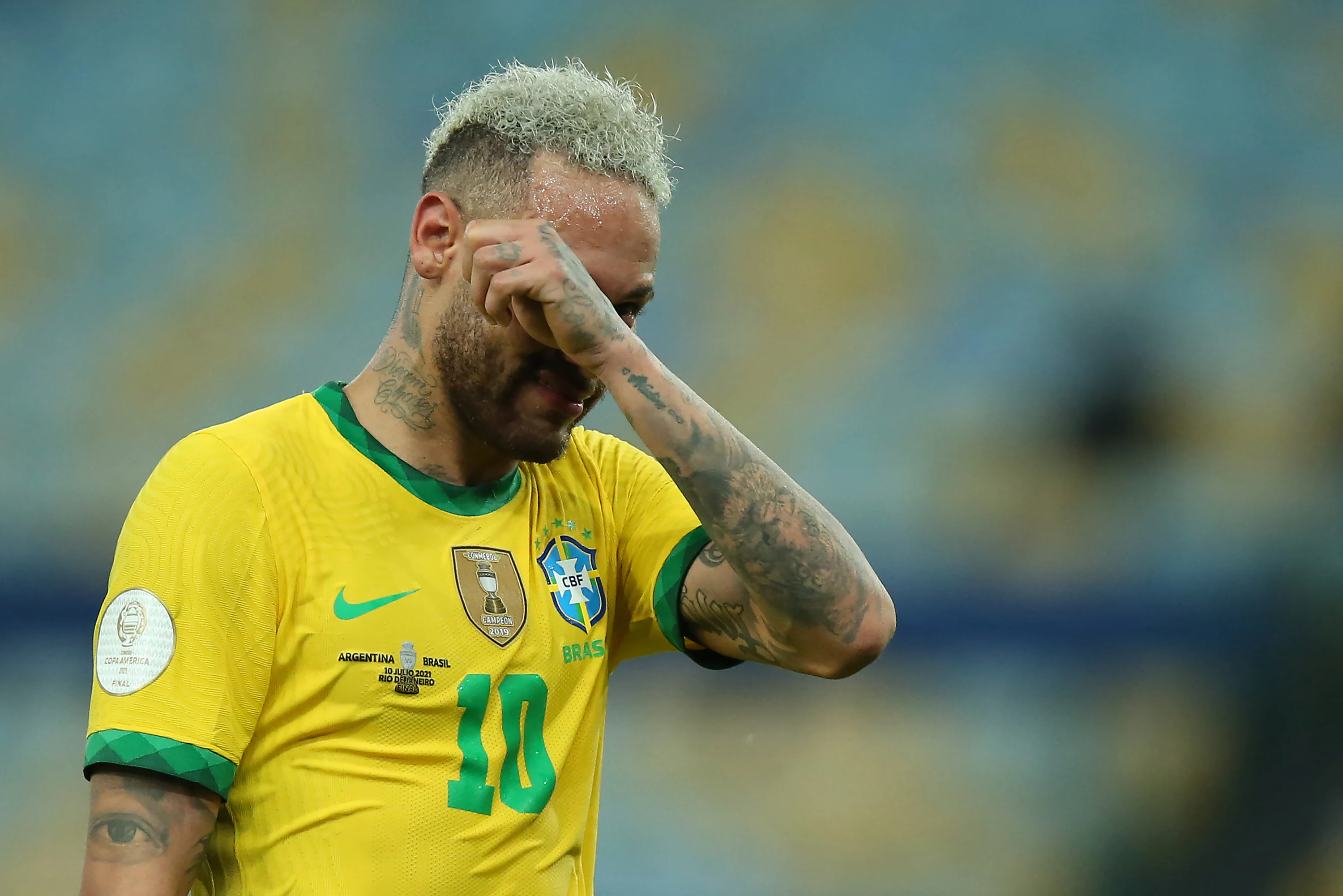 Neymar can't hold back his tears after Brazil lost to Argentina in the Copa America final on home turf.(Getty Images)