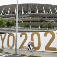 The prospect of Prime Minister Yoshihide Suga being able to conduct active diplomacy with foreign leaders during the Olympic Games in Tokyo remains uncertain. | KYODO
