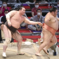 Yokozuna Hakuho pushes out Chiyotairyu on Day 9 of the Nagoya Grand Sumo Tournament. | KYODO