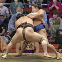 Yokozuna Hakuho (front) defeats Wakatakakage on the 11th day of the Nagoya Grand Sumo Tournament at Dolphins Arena in Nagoya on Wednesday.  | KYODO