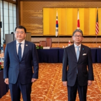 Vice Foreign Minister Takeo Mori (center), South Korean Vice Foreign Minister Choi Jong-kun and U.S. Deputy Secretary of State Wendy Sherman pose for photographs prior to their trilateral meeting in Tokyo on Wednesday. | POOL / VIA REUTERS