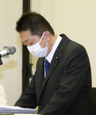 Lower House member Hiranao Honda apologizes in a news conference held in the Diet building Tuesday. | KYODO