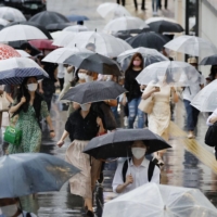 Tokyo reported 2,962 new cases of COVID-19 on Monday. | KYODO