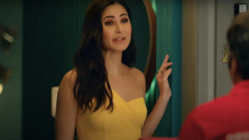 Katrina Kaif in a one-shoulder yellow dress.(YouTube/Zomato)