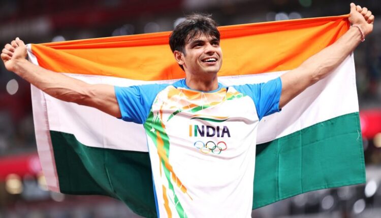 Neeraj Chopra Singing National Anthem Full Video: An Emotional Javelin Thrower Watches Indian Flag Raised After Top Podium Finish at Tokyo Olympics 2020