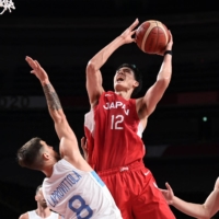 Japan's Yuta Watanabe goes to the basket past Argentina's Nicolas Laprovittola during their Tokyo 2020 Group C game on Aug. 1 in Saitama. | AFP-JIJI