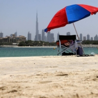 An almost empty beach in Dubai amid a heat wave 
 | AFP-JIJI