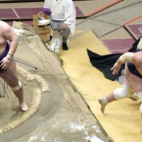 Meisei (left) earned his first victory over Terunofuji at Ryogoku Kokugikan on Thursday. | KYODO