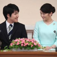 Kei Komuro and Princess Mako at a press conference in 2017 | KYODO