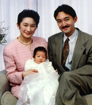 Prince and Princess Akishino hold Princess Mako in December 1991. | KYODO 