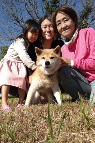 Kyoko Tamura (right), her daughter, Hana Nishimura, and her granddaughter, Kokona, gather around Keane the dog. | COURTESY OF KYOKO TAMURA 