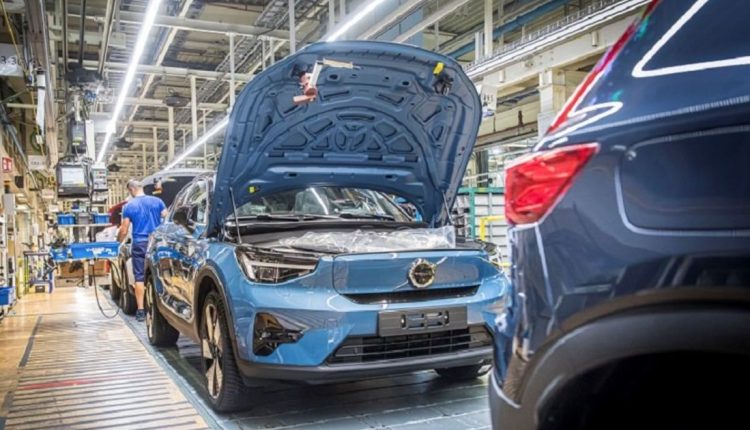 Citing sanctions, Volvo suspends car shipments to Russia