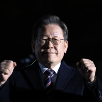 South Korea's presidential candidate Lee Jae-myung of the ruling Democratic Party gestures to supporters during a campaign rally in Seoul on Tuesday. | AFP-JIJI