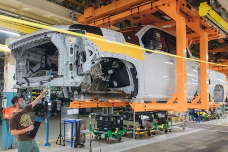 GM adds light-duty Silverado on 3rd shift in Oshawa, ups R&D in Canada