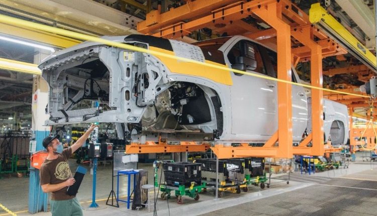 GM adds light-duty Silverado on 3rd shift in Oshawa, ups R&D in Canada