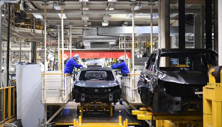 Shanghai plants struggle to reboot as virus lockdowns drag on