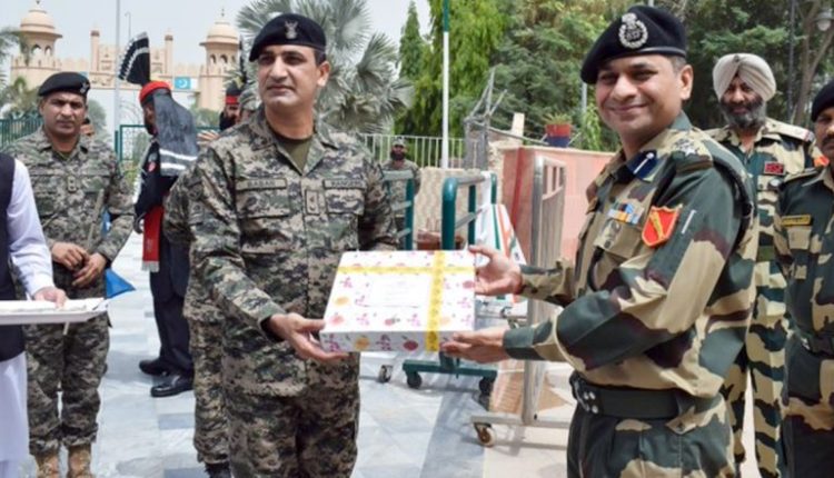 Eid-Ul-Fitr 2022: Border Security Force, Pakistan Rangers Exchange Sweets on Eid at Hussainiwala in Punjab