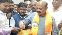 CM Bommai distributes sweets to celebrate the new President of India, Droupadi Murmu. (Image source: BSBommai/Twitter)