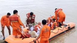 Earlier on Sunday, the National Disaster Response Force (NDRF) personnel carried out relief work in flood-affected areas in Gadchiroli and distributed various essential items among the people.